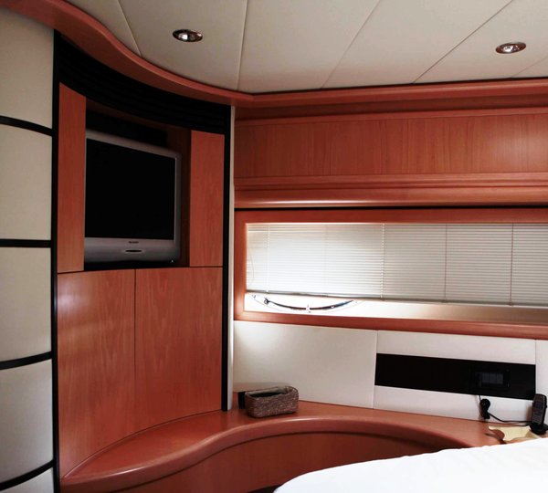 FIRE FLY - TV in Cabin