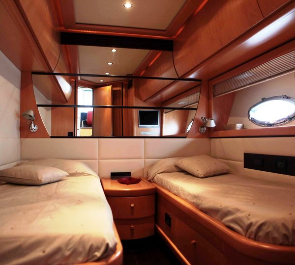 FIRE FLY - Twin Cabin