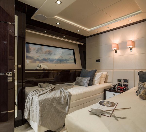 FLAUR - twin cabin with en suite facilities