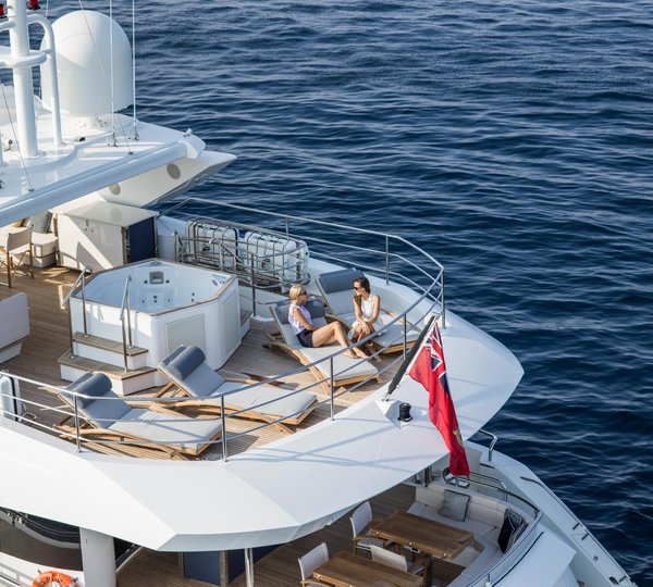 FLEUR - lifestyle photo aft deck with models