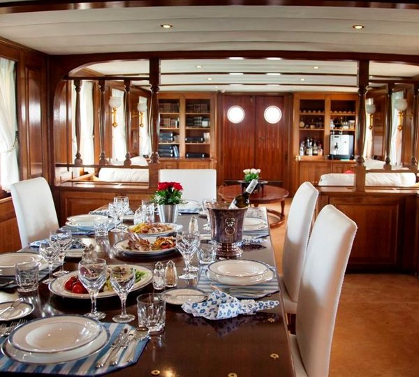 FLEURTJE -  Formal Dining