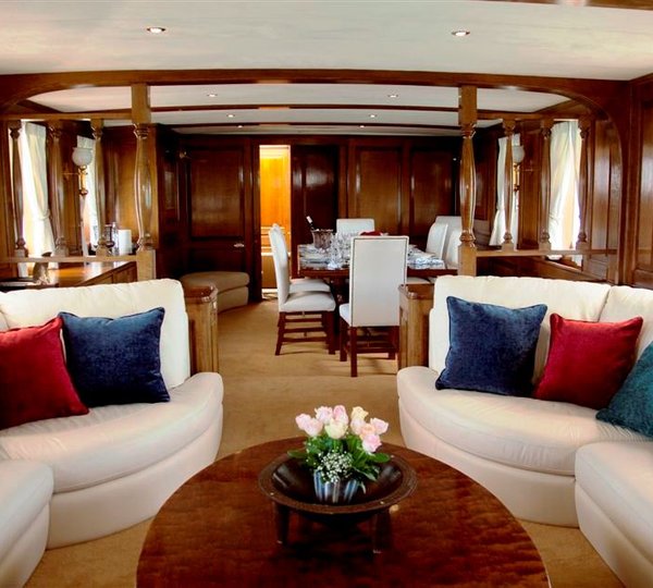 FLEURTJE -  Main Salon