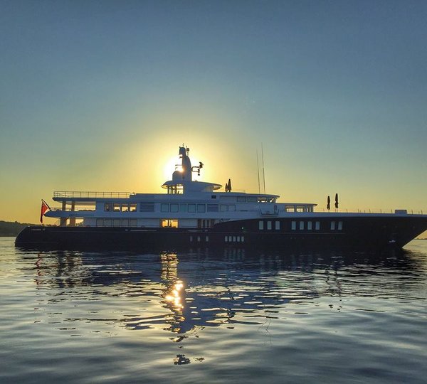 Feadship mega yacht AIR - Photo by @discoverjonno and Feadship Fanclub