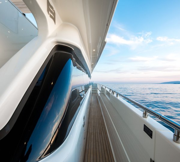 Ferretti 96 JAG B - Side deck