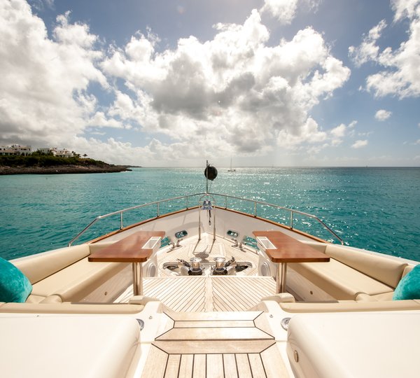 Ferretti AMORE MIO - Foredeck seating