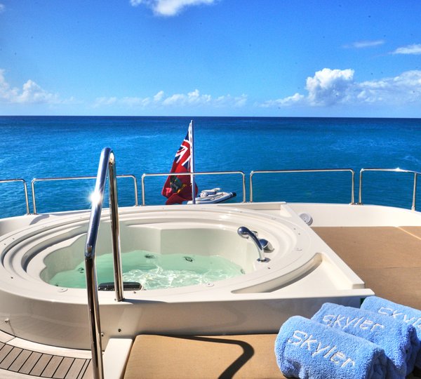 Ferretti AMORE MIO - Sundeck Jacuzzi