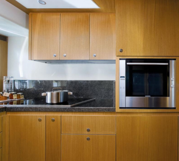 Ferretti Altura 840 Motor Yacht - Galley