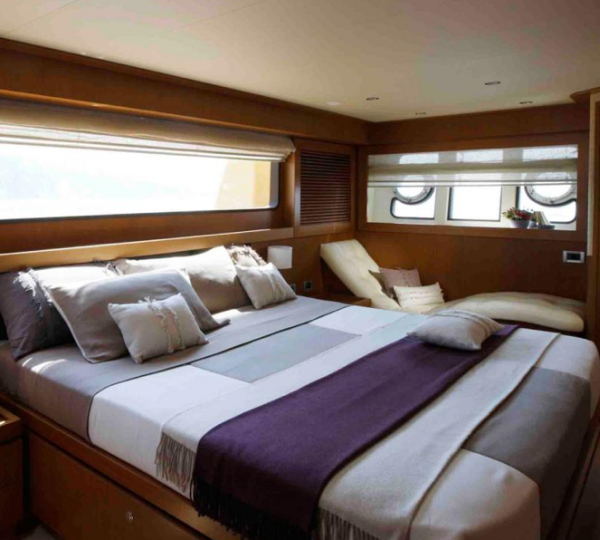 Ferretti Altura 840 Motor Yacht - Master Cabin