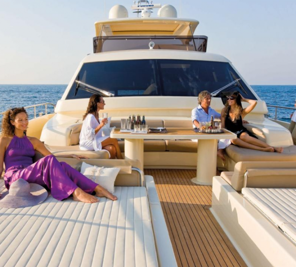 Ferretti Altura 840 Sunbathing Area