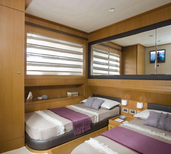 Ferretti Altura 840 Twin Cabin