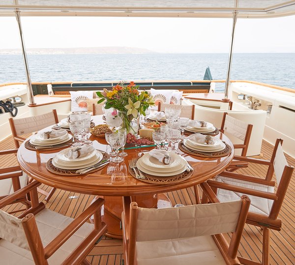 Ferretti Motor Yacht IMAGINE - Alfresco dining