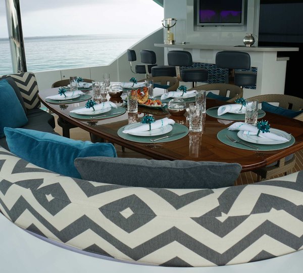 Finish Line Yacht - Exterior