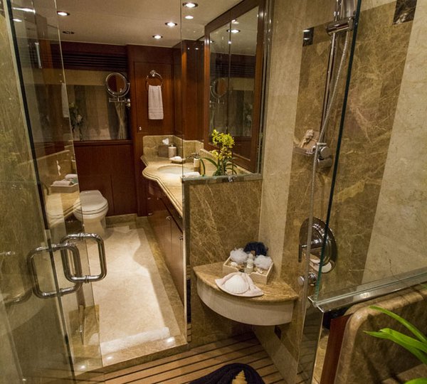 Freedom R yacht - Bathroom