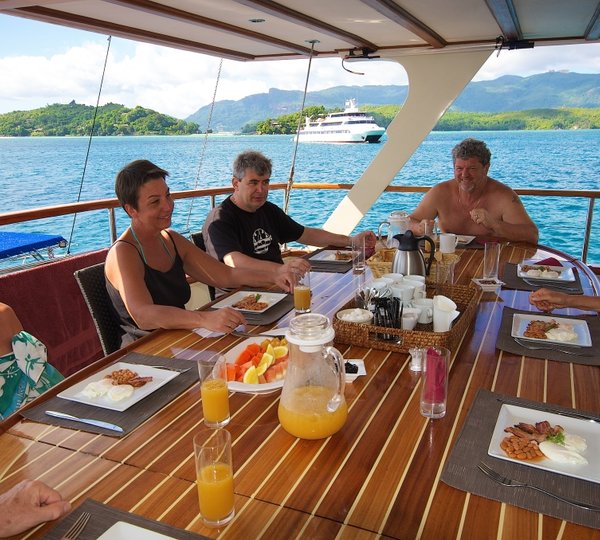 GALATEA - Dining Table