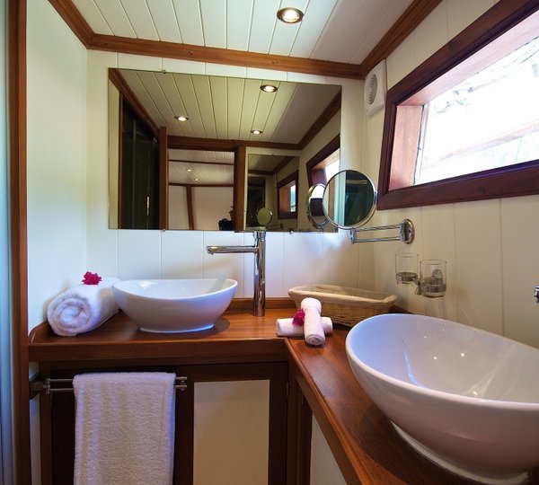 GALATEA - Master Suite bathroom