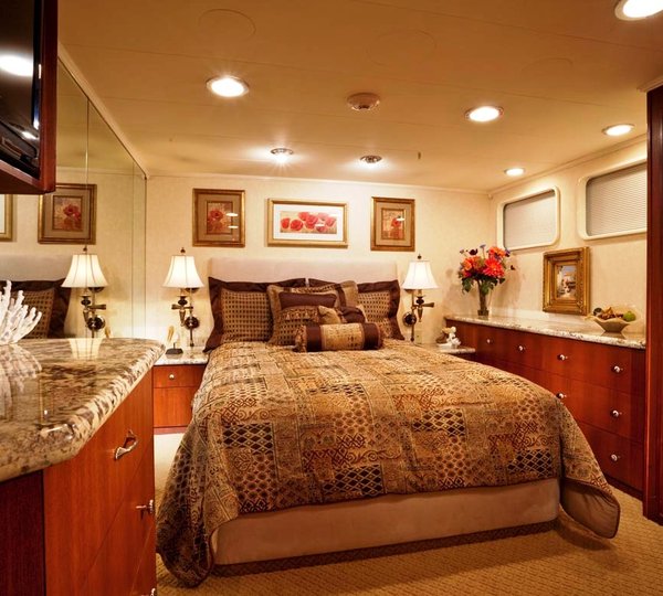 GOLDEN COMPASS -  Guest Port Aft