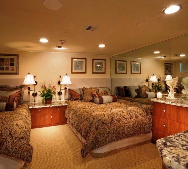 GOLDEN COMPASS -  Guest Port Froward