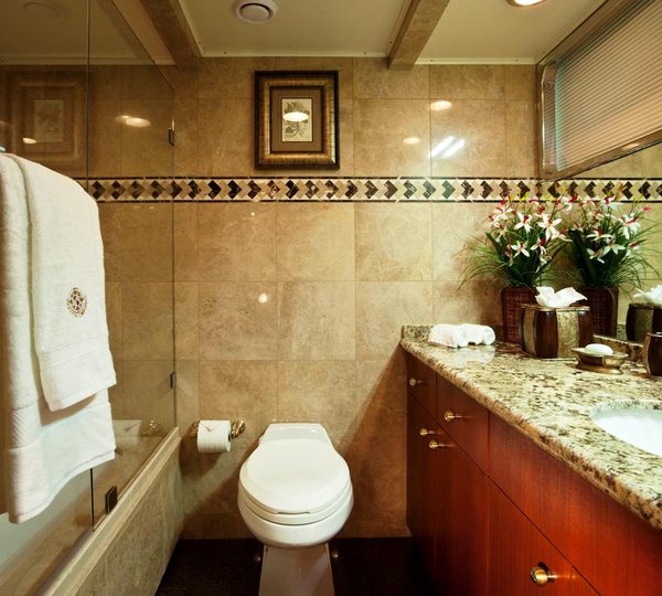 GOLDEN COMPASS -  Guest Stb Aft Bathroom