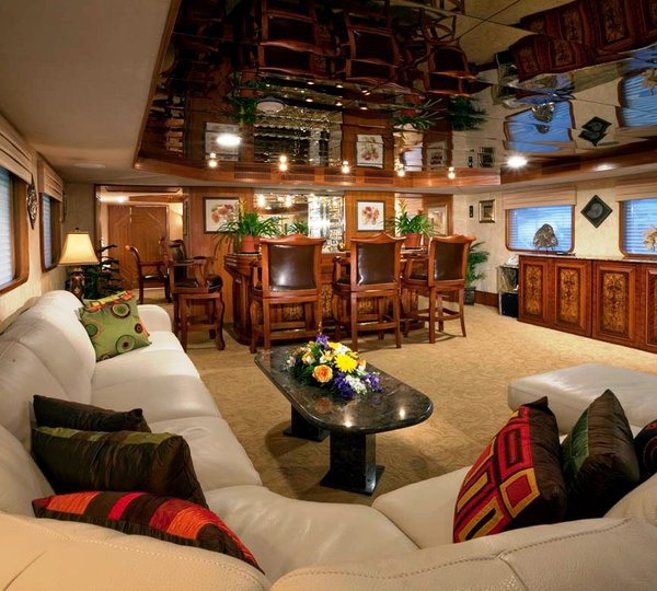 GOLDEN COMPASS -  Main Salon