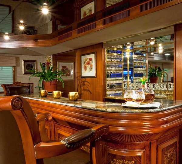 GOLDEN COMPASS -  Main salon Bar