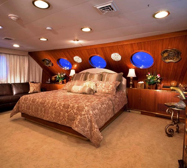 GOLDEN COMPASS -  On deck VIP