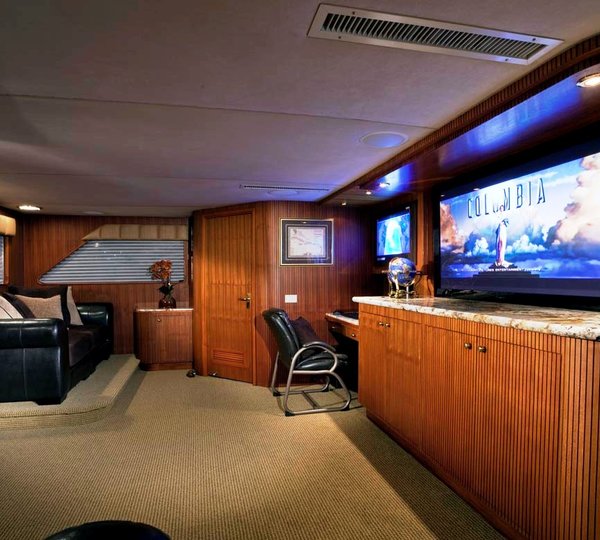 GOLDEN COMPASS -  Skylounge