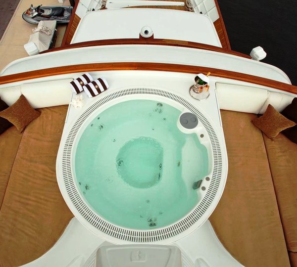 GOLDEN COMPASS -  Spa Pool