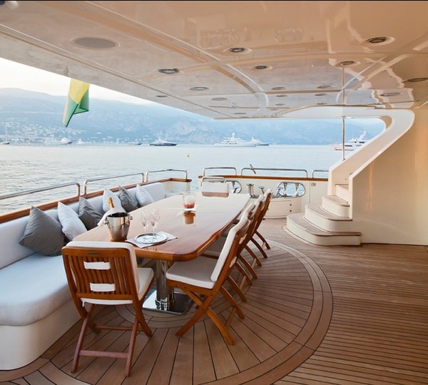 GRANDE - Aft deck alfresco dining