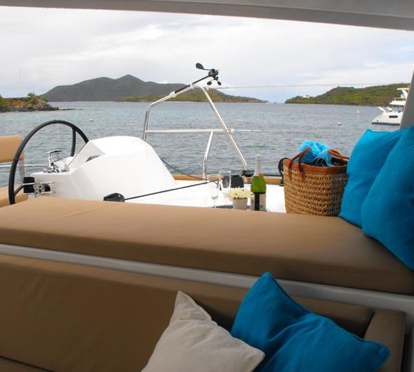 GREENBOAT I - Cockpit sunpads