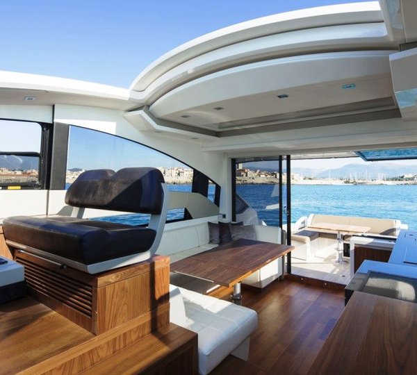 GREY GOOSE OF ANTIBES -  Salon looking Aft