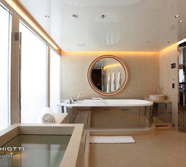 Grace E Yacht - Bathroom - Photo by Giuliano Sargentini