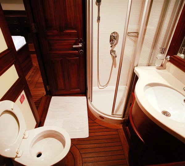 Grande Mare gulet - bathroom