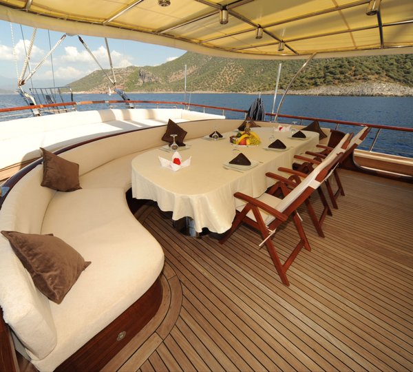 Gulet DEAR LILA - Aft Deck and Al Fresco Dining table