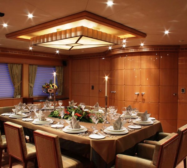 HAPPY DOLPHIN - Dining