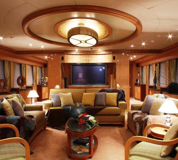 HAPPY DOLPHIN - Main Saloon