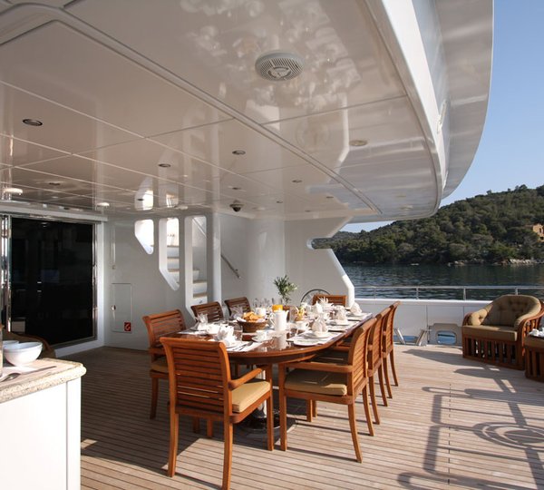 HAPPY DOLPHIN - The Aft Deck