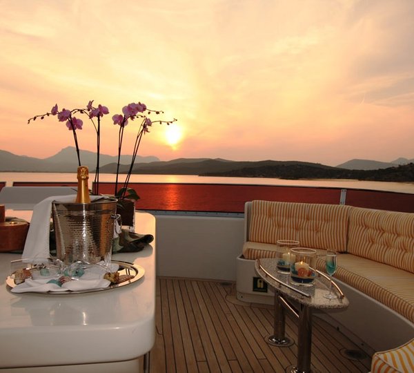 HAPPY DOLPHIN - The Sun Deck Sunset