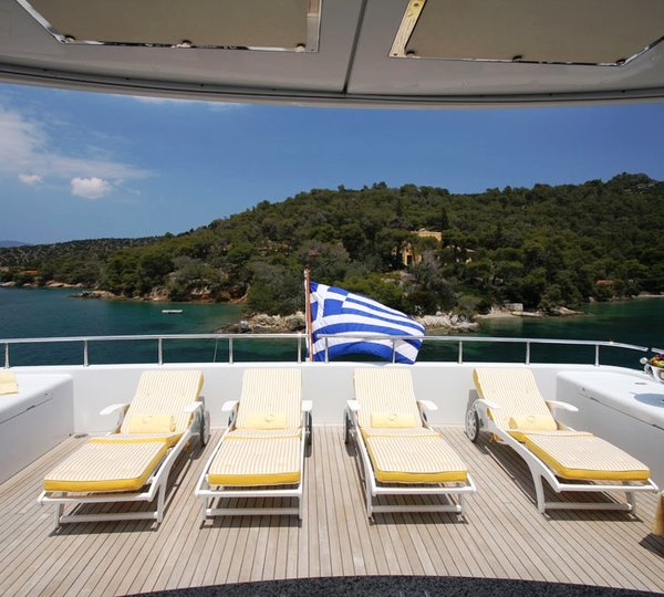 HAPPY DOLPHIN - The Sun Deck