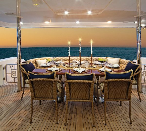 HIGH COTTON - Aft Deck Dining
