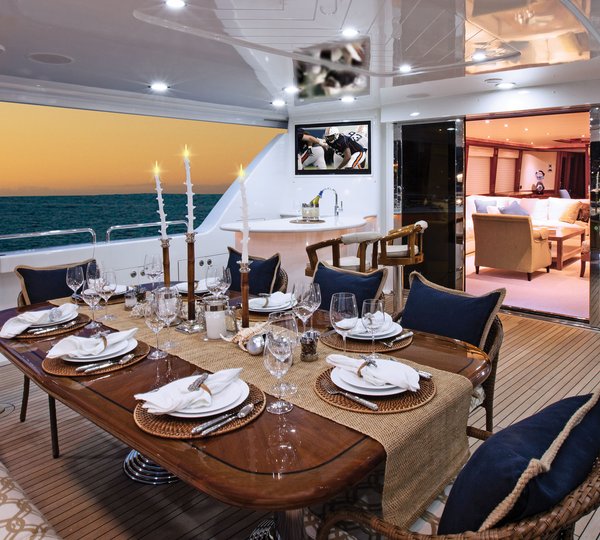 HIGH COTTON - Aft Deck