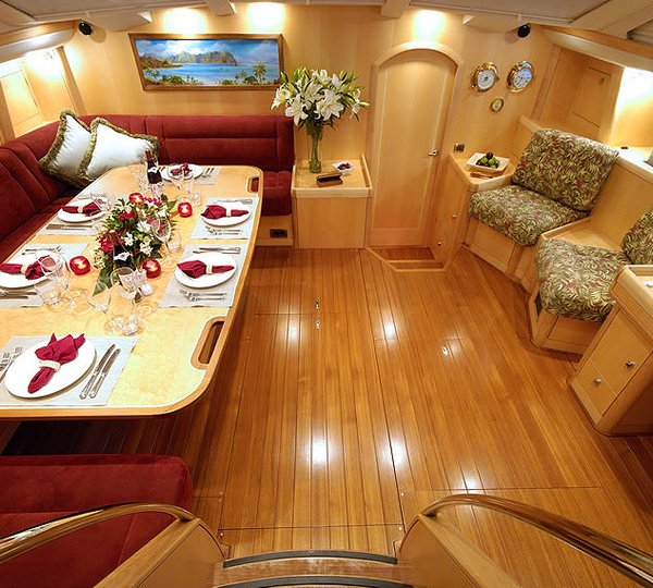 HOLO KAI - Main Saloon