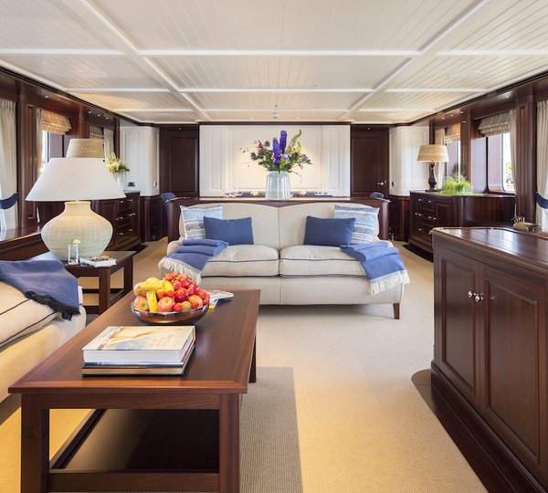 Hakvoort My Soprano main deck salon with bar