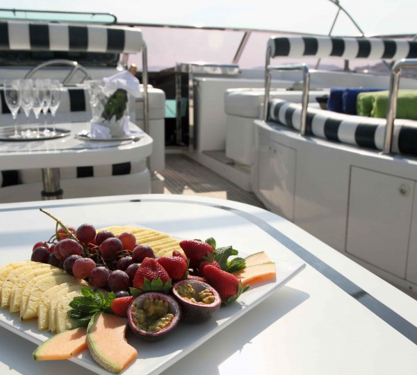 Harmony I -  Sundeck dining detail