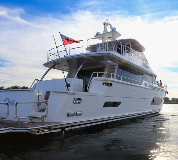 Horizon V80 Yacht The One - aft view