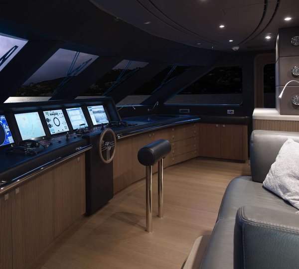 Hurricane Run bridge deck - Photo Feadship