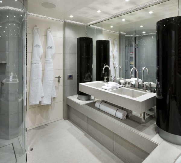 Hurricane Run guest bathroom - Photo Feadship