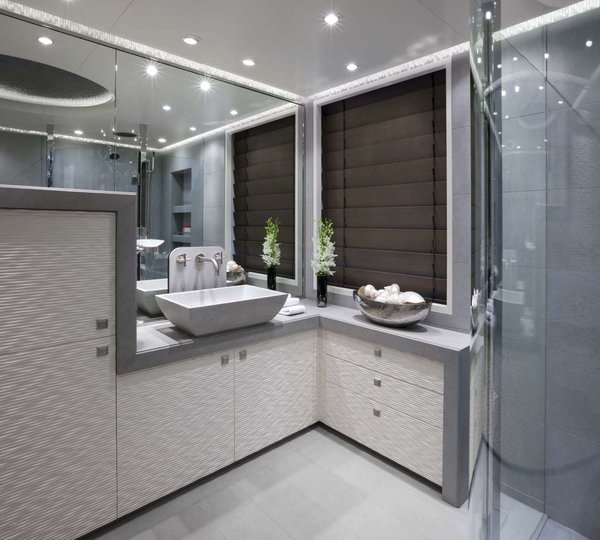 Hurricane Run master bathroom - Photo Feadship