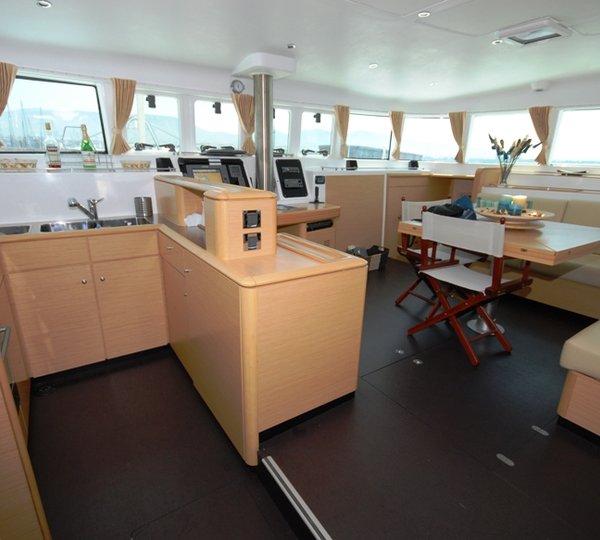 INFINITY Lagoon 500 Salon