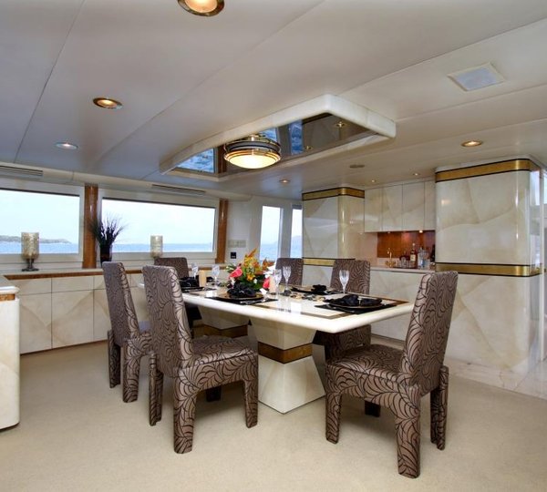 INSATIABLE - Formal dining