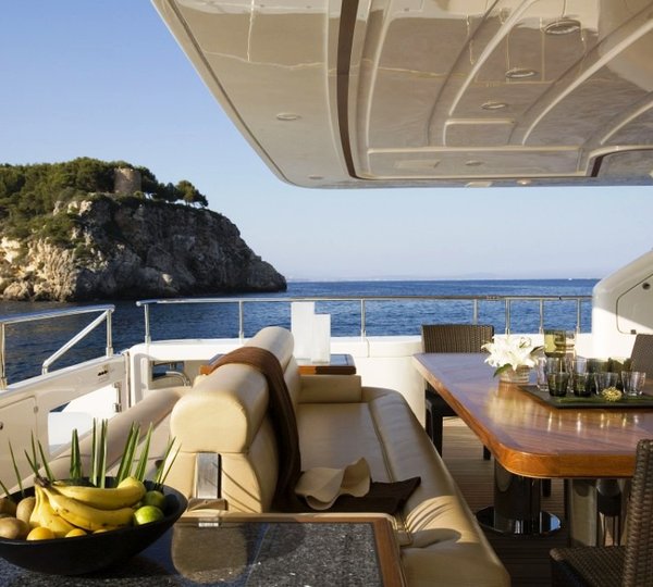 INSPIRATION B - Aft Deck Dining